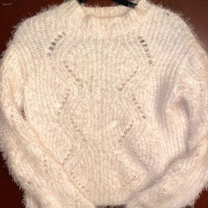 HOLLISTER SUPER SOFT FLUFFY CHUNKY WHITE SWEATER